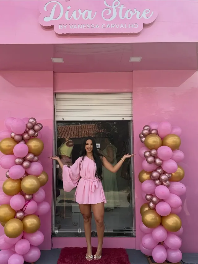 Fachada da Diva Store com a proprietária